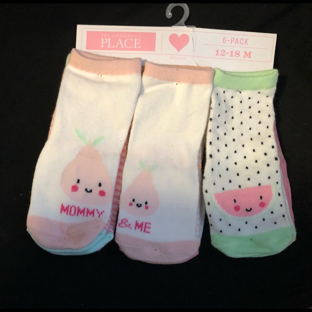 Kids socks
The Children’s Place
NWT
12 to 18  months